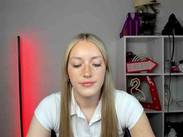 EvelynBlond26