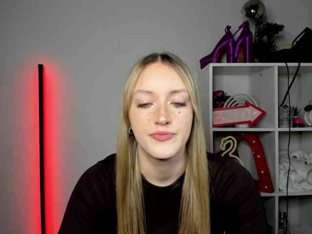 Model: EvelynBlond26