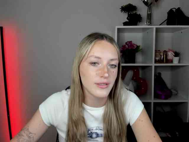 EvelynBlond26 webcam