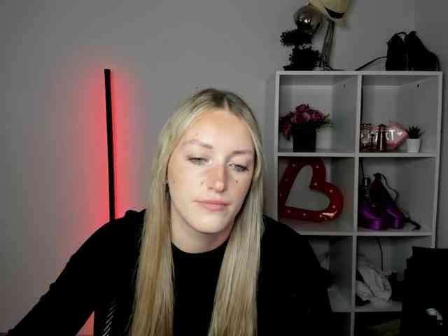 EvelynBlond26 webcam