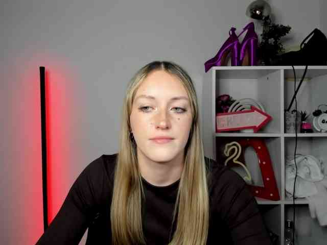 EvelynBlond26 webcam