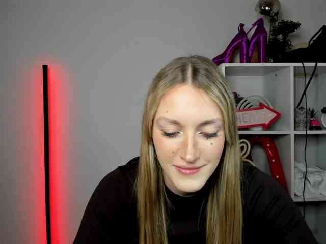 EvelynBlond26 webcam