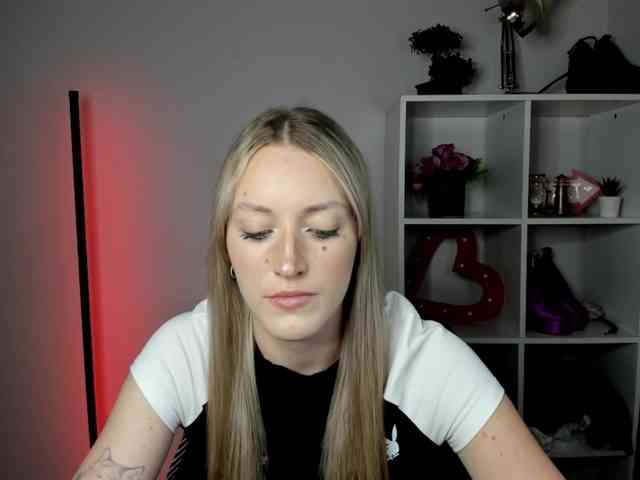 EvelynBlond26 webcam