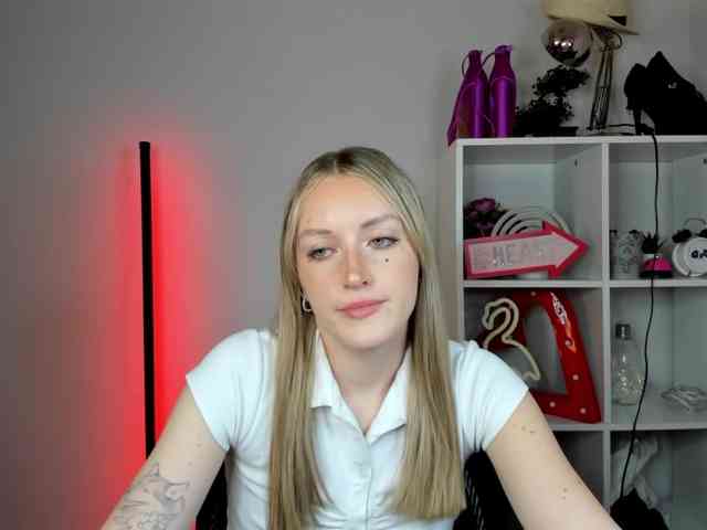 EvelynBlond26 webcam