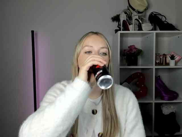 EvelynBlond26