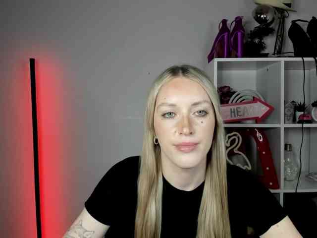 EvelynBlond26 webcam