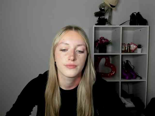 EvelynBlond26 webcam