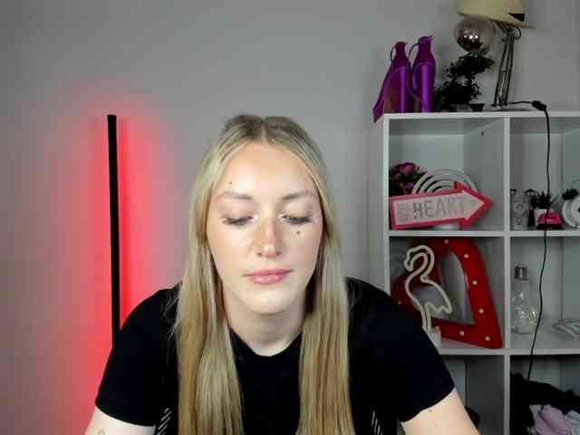 EvelynBlond26 webcam