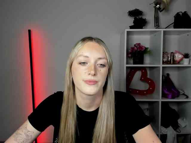 EvelynBlond26 webcam