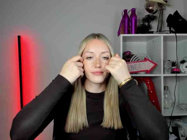 EvelynBlond26