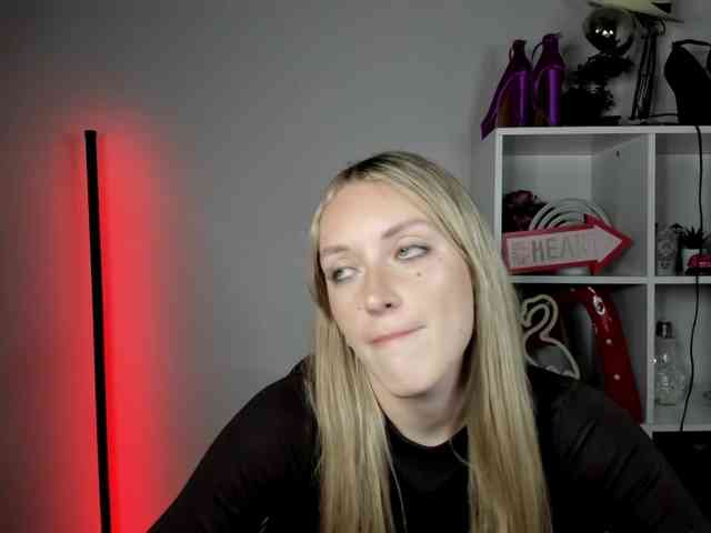 EvelynBlond26 webcam