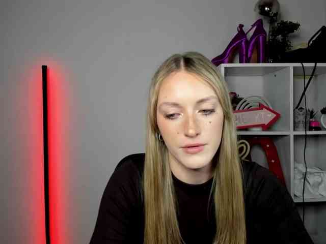 EvelynBlond26 webcam