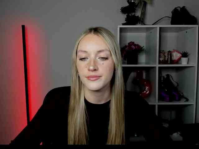 EvelynBlond26 webcam