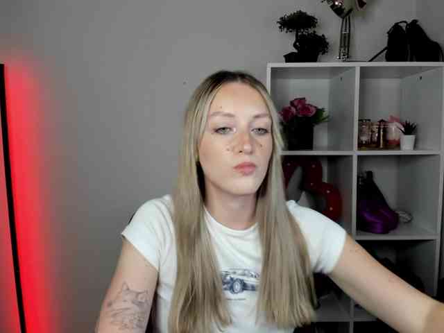 EvelynBlond26 webcam