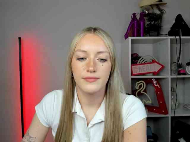 EvelynBlond26 webcam