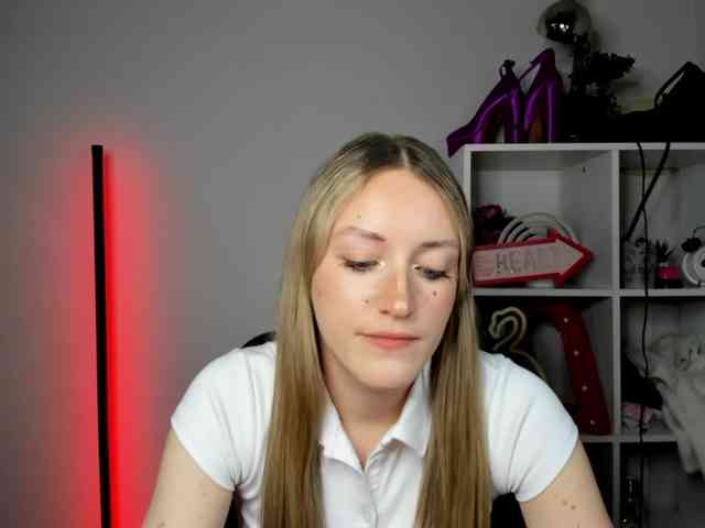 EvelynBlond26 webcam
