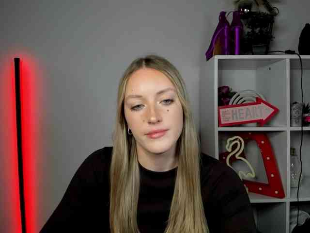 EvelynBlond26 webcam