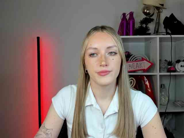EvelynBlond26 webcam