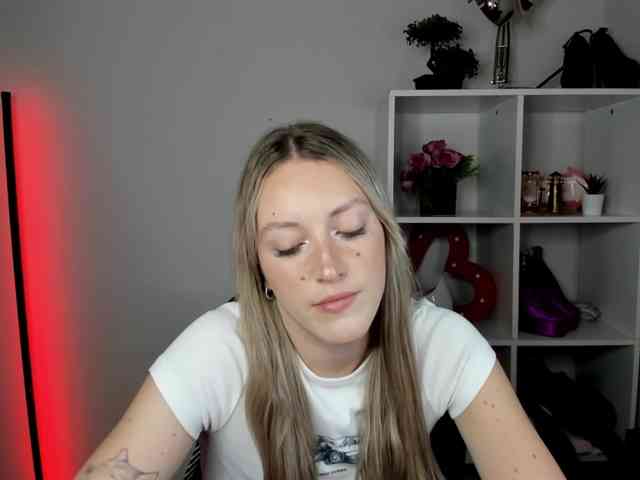 EvelynBlond26 webcam
