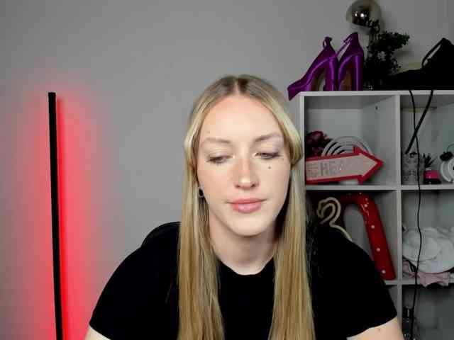 Model: EvelynBlond26