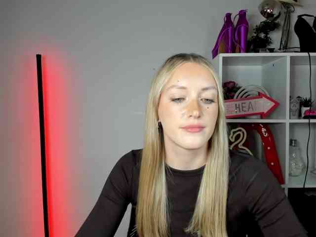 EvelynBlond26 webcam