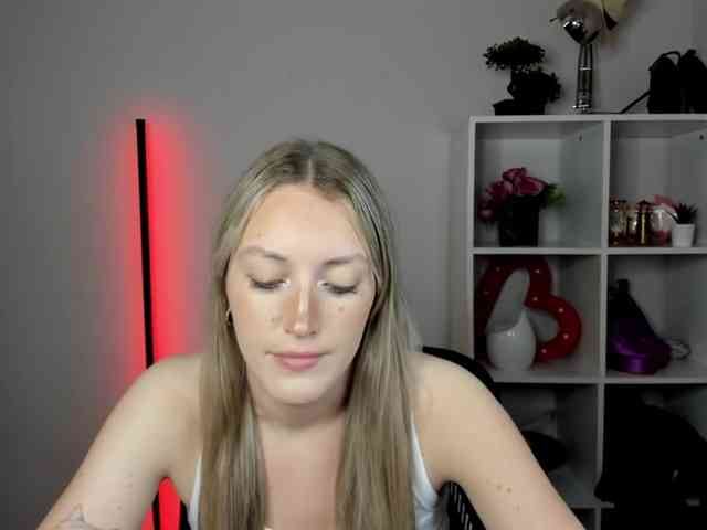 EvelynBlond26 webcam