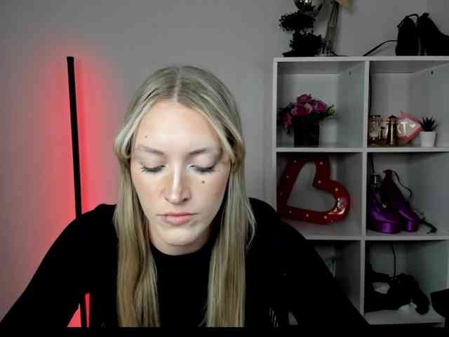 EvelynBlond26 webcam