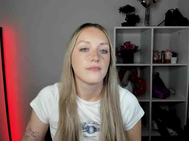EvelynBlond26 webcam