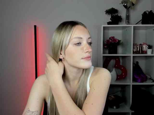 EvelynBlond26 webcam