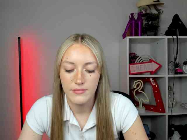 EvelynBlond26 webcam