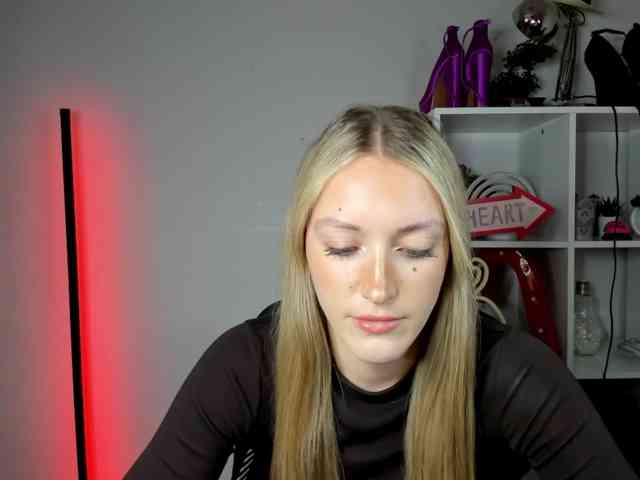 EvelynBlond26 webcam