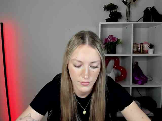EvelynBlond26 webcam