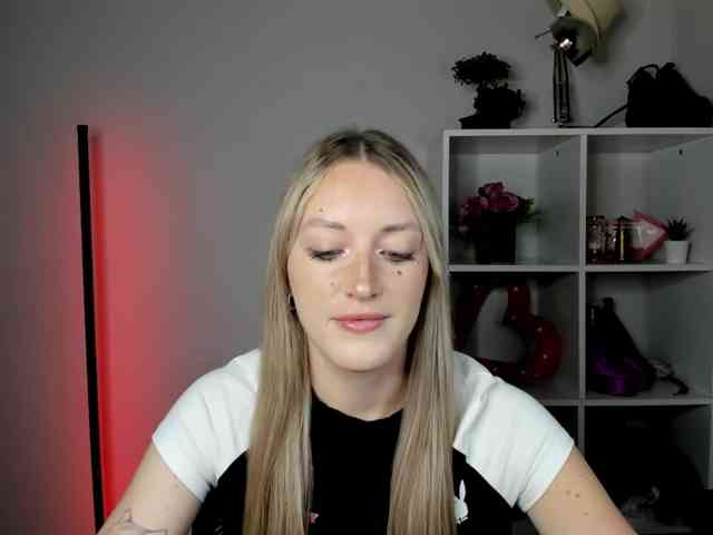 EvelynBlond26 webcam