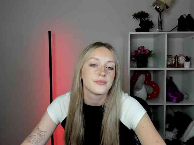EvelynBlond26 webcam