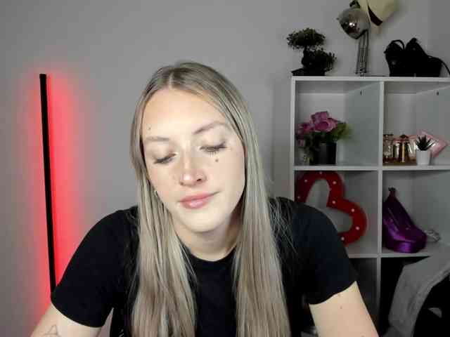 EvelynBlond Live Webcam on BongaCams