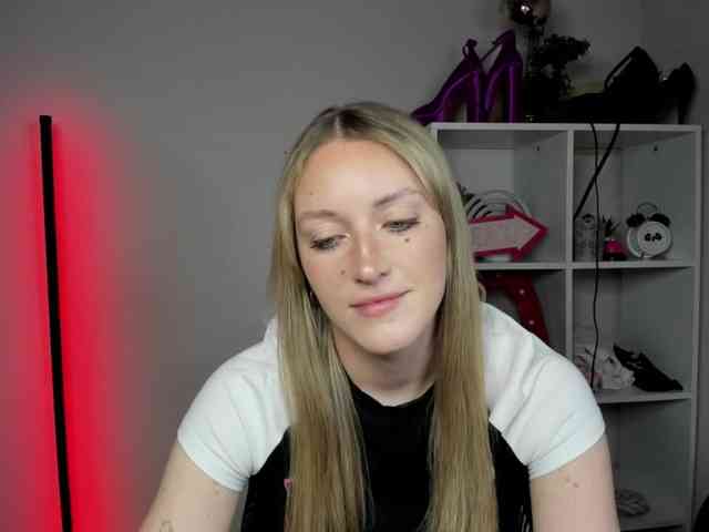 EvelynBlond26 webcam