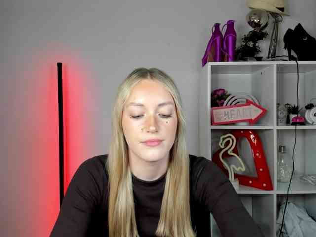 EvelynBlond26 webcam