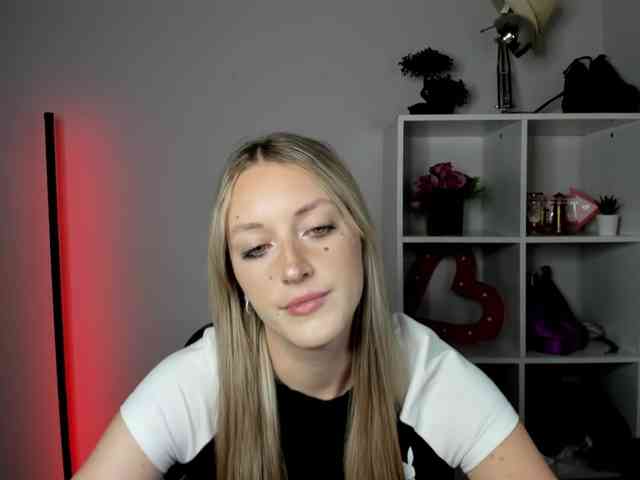 EvelynBlond26 webcam