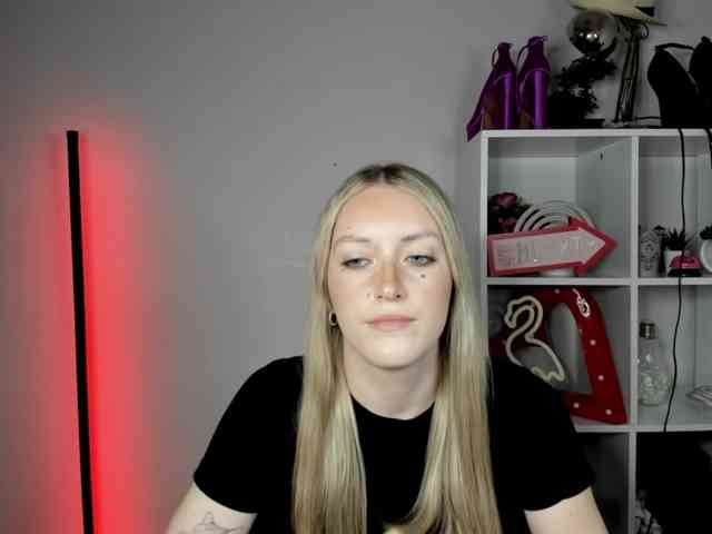 EvelynBlond26 webcam