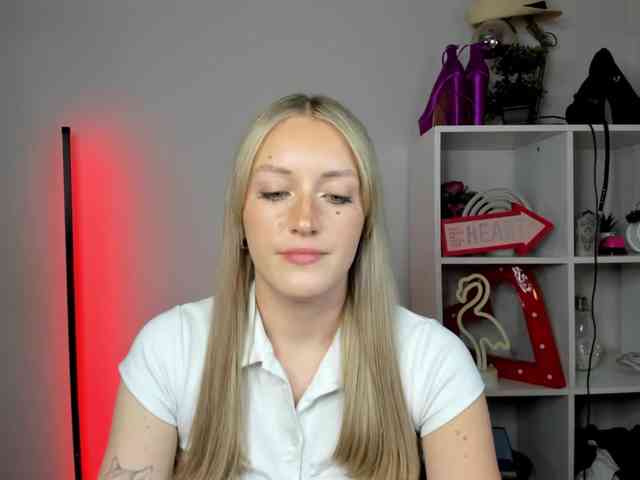 EvelynBlond26 webcam
