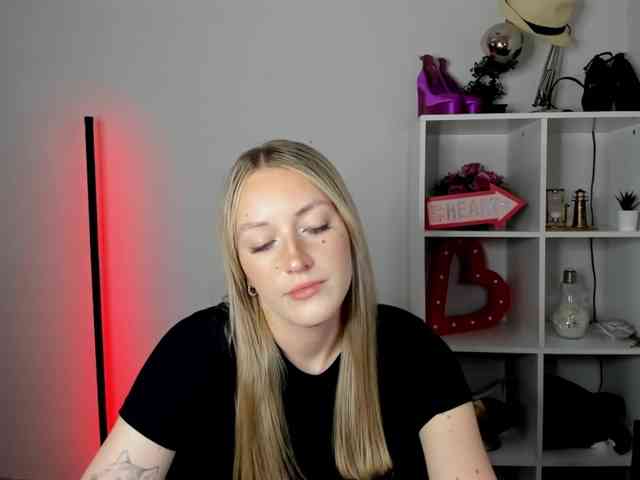 EvelynBlond26 webcam