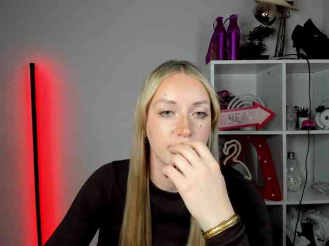 EvelynBlond26 webcam
