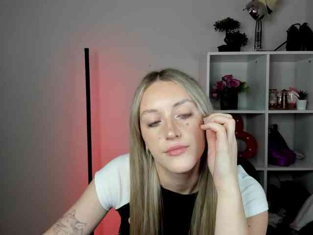 EvelynBlond26 webcam