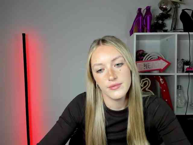 EvelynBlond26 webcam
