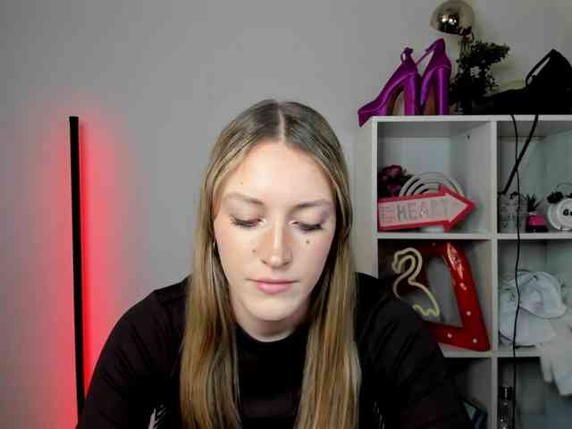 EvelynBlond26 webcam