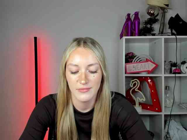 EvelynBlond26 webcam