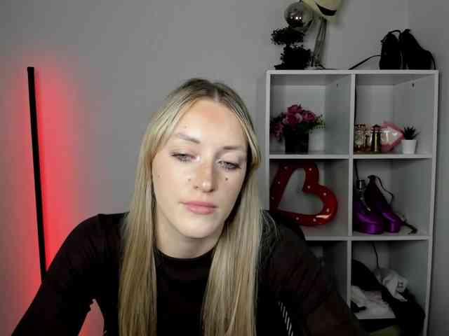 EvelynBlond26 webcam