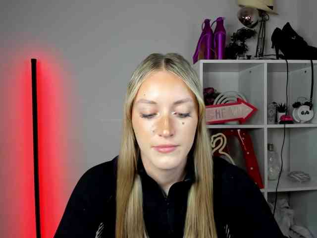 EvelynBlond26 webcam