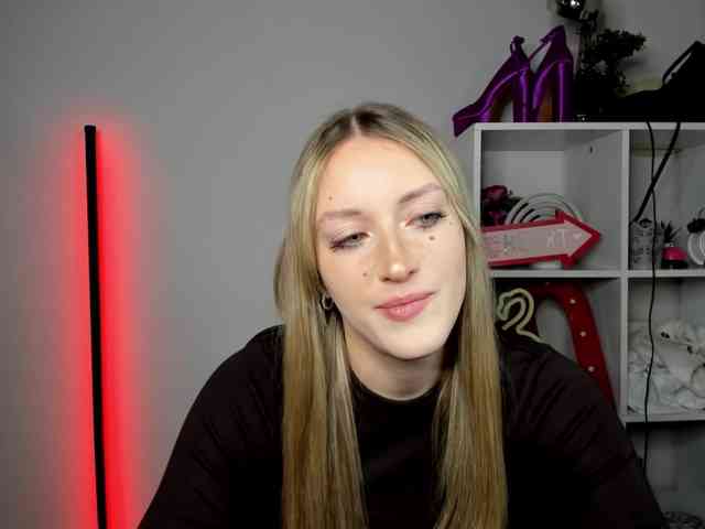 EvelynBlond26 webcam