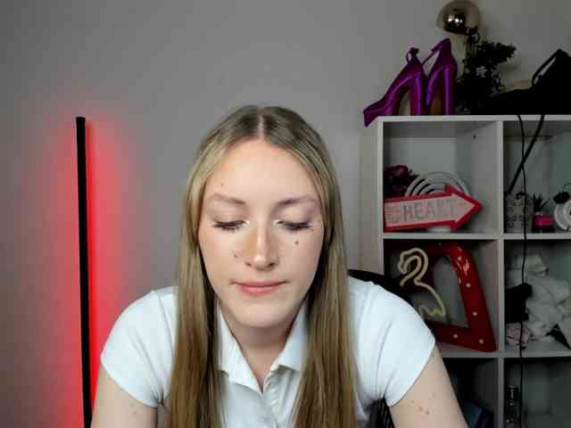 EvelynBlond26 webcam